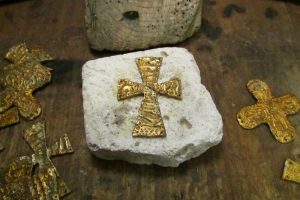 Croce ondulata in bronzo