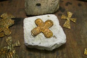 Croce con teste in bronzo