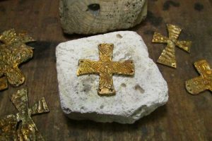 Croce rigata in bronzo