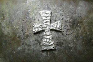 Croce ondulata in argento