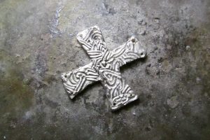 Croce rigata in argento