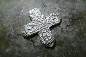 Croce con teste in argento