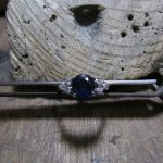 Anello oro bianco zaffiro e diamati laterali